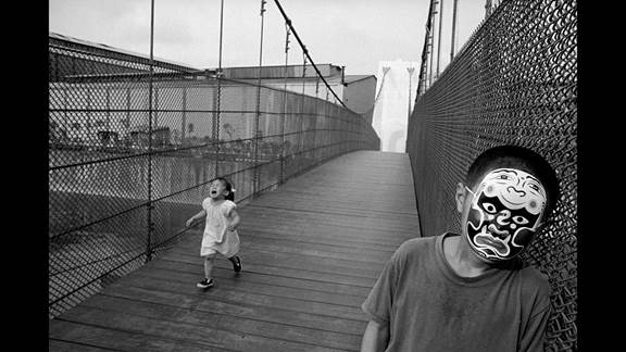 說(shuō)明: Macintosh HD:Users:chendong:Desktop:張乾琦 工作坊:工作坊:官方作品:中文圖說(shuō):不存在的戰(zhàn)爭(zhēng):6. 張乾琦，“不存在的戰(zhàn)爭(zhēng)”視頻截圖，2017.jpg