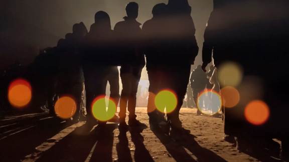 說(shuō)明: Macintosh HD:Users:chendong:Desktop:張乾琦 工作坊:工作坊:官方作品:中文圖說(shuō):AZMA:5. 張乾琦，“AZMA”視頻截圖，2017 .jpg