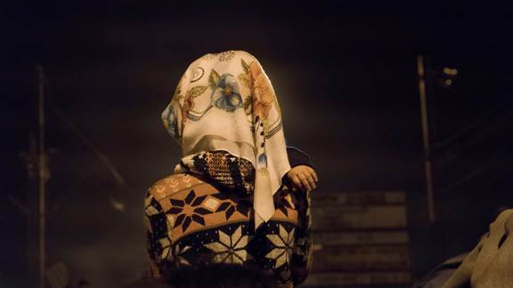 說(shuō)明: Macintosh HD:Users:chendong:Desktop:張乾琦 工作坊:工作坊:官方作品:中文圖說(shuō):AZMA:8. 張乾琦，“AZMA”視頻截圖，2017 .jpg