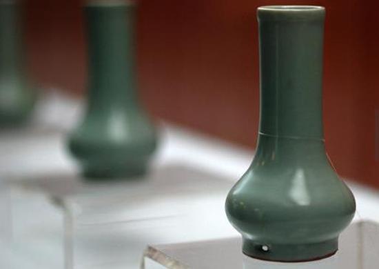 南宋，龍泉窯，粉青釉鼓腹瓶 