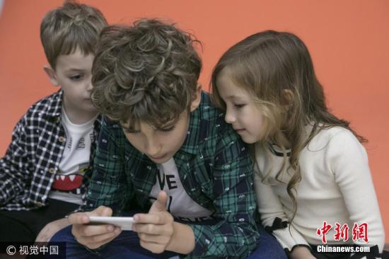 外報(bào)：一天滑手機(jī)80次 孩子網(wǎng)癮過(guò)高怎么辦？