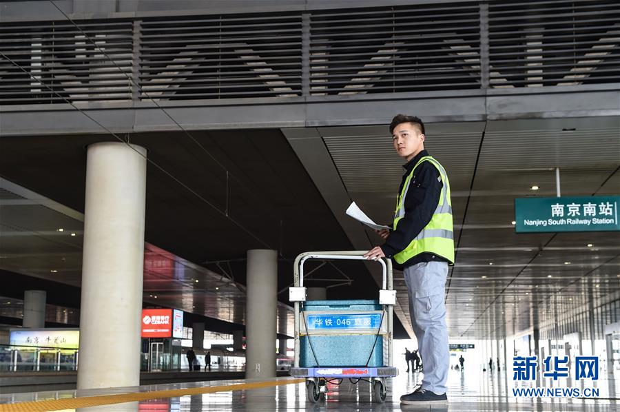 （關(guān)注春運(yùn)·圖片故事）（7） 奔跑吧！高鐵送餐小哥