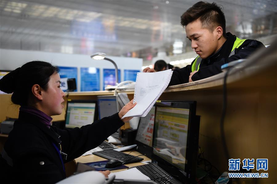 （關(guān)注春運·圖片故事）（1） 奔跑吧！高鐵送餐小哥