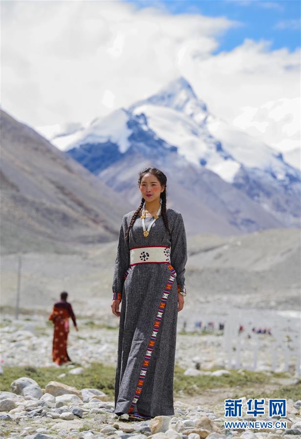 （文化）（3）“格?；ㄩ_”西藏民族服飾秀亮相珠峰大本營(yíng)