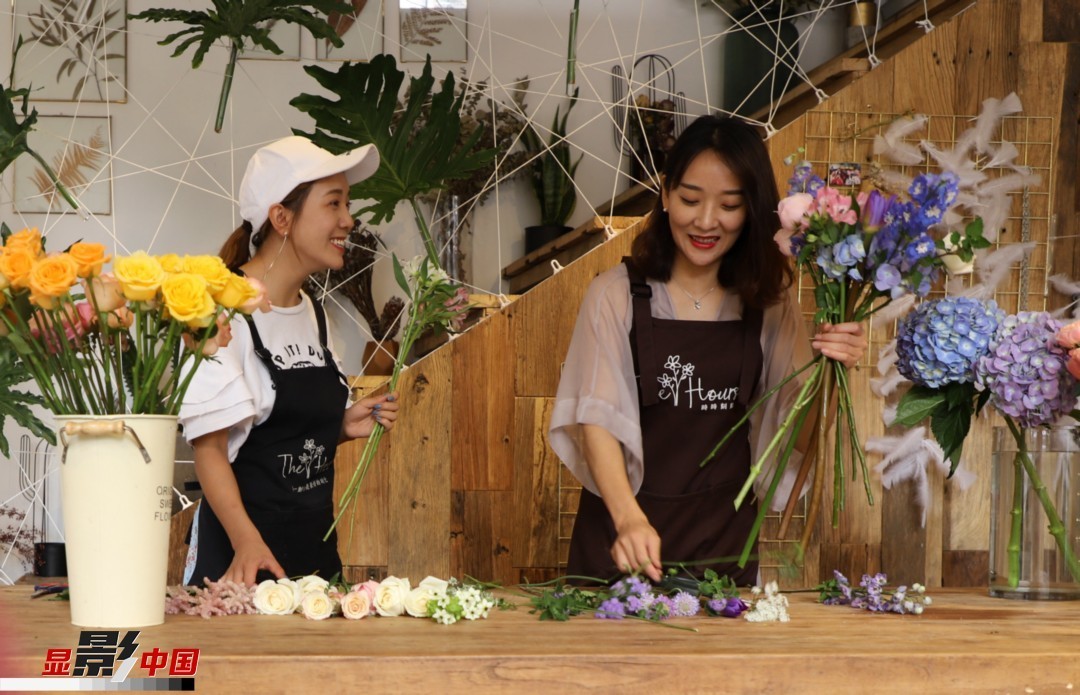 “昆明是鮮花的原產(chǎn)地，有亞洲最大的鮮切花交易市場，可以說具備開花店的天時地利；另外和很多女孩一樣，我從小也就有開花店的夢想！”說起當(dāng)初的決定，王黎媛說一是因為夢想，另外也跟昆明這個城市產(chǎn)花、賣花的“基因”有關(guān)。圖為王黎媛和同事在制作花束。新華網(wǎng) 周亞平/攝 念新洪/文