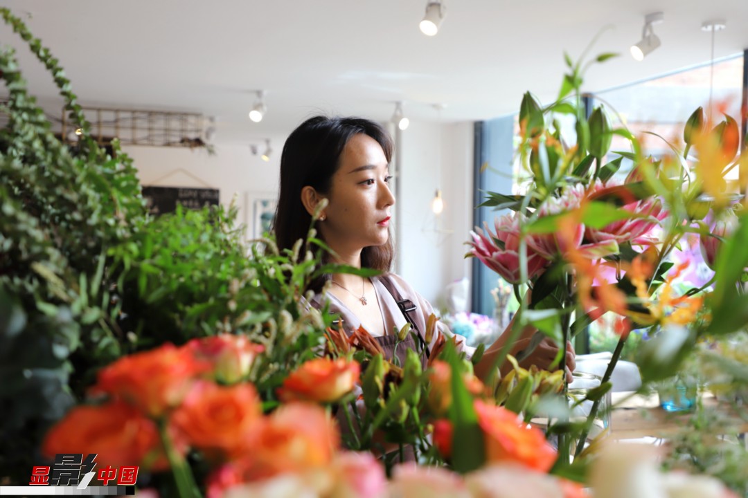 每天和花打交道是一個幸福的職業(yè)，但同時也充滿壓力和挑戰(zhàn)，“花在呈現(xiàn)給客人的那一瞬間是美好的，但前面的每一個步驟都是很辛苦的?！蓖趵桄抡f，花藝是最原始的手工藝產(chǎn)品，沒有辦法機械化、流程化和規(guī)模化，必須要用雙手一點點地賦予其生命和美感。圖為王黎媛在挑選制作花束的鮮花。新華網(wǎng) 周亞平/攝 念新洪/文