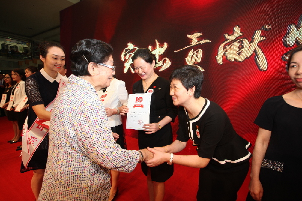 突出貢獻(xiàn)獎