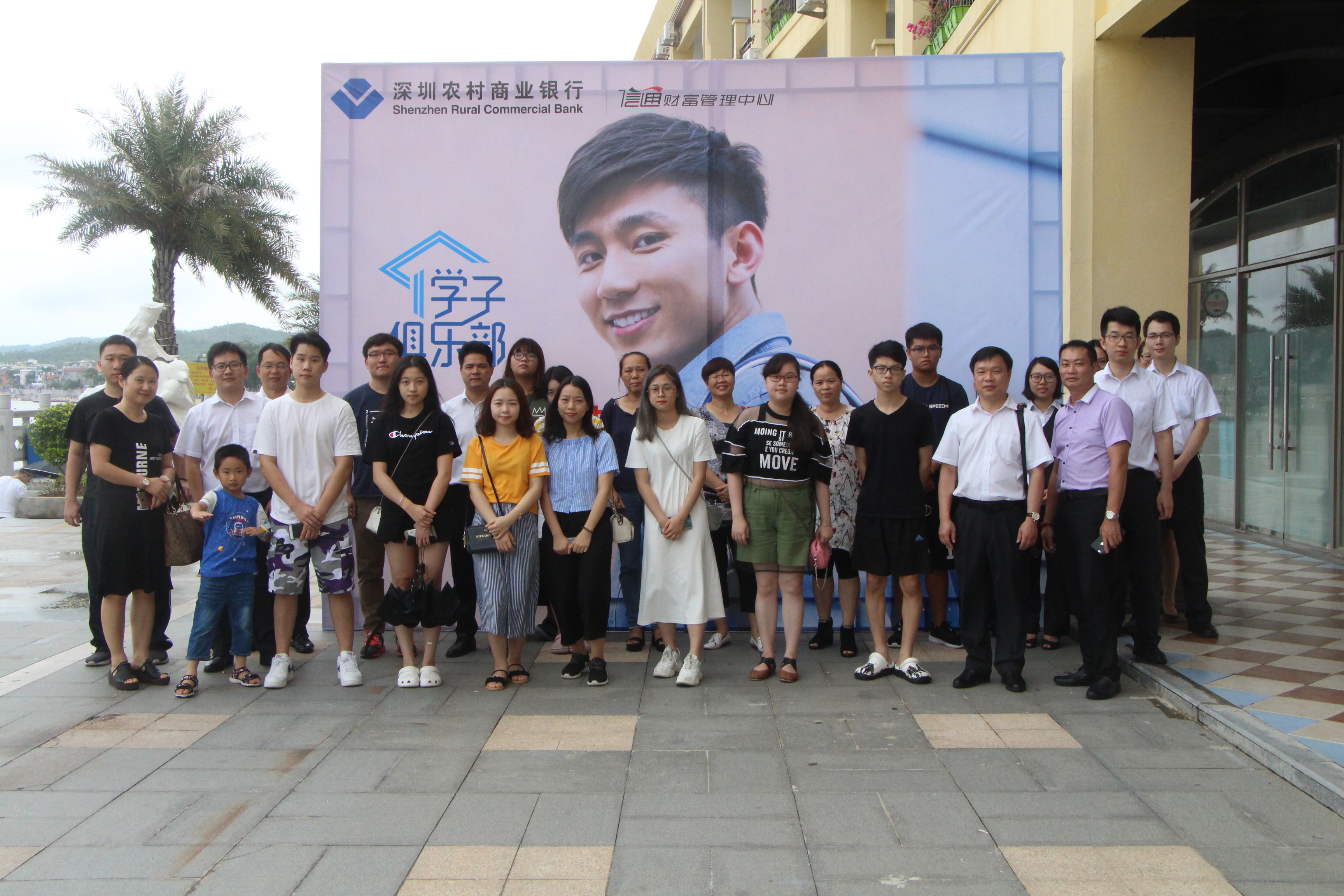 十年寒窗苦泛舟，終得梅花撲鼻來