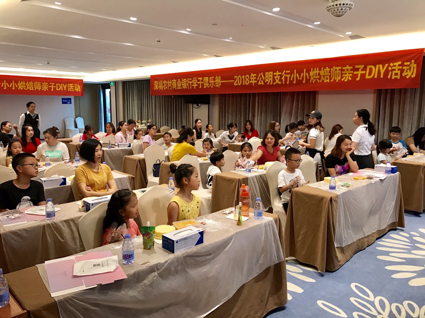 小朋友們認真學(xué)習(xí)中