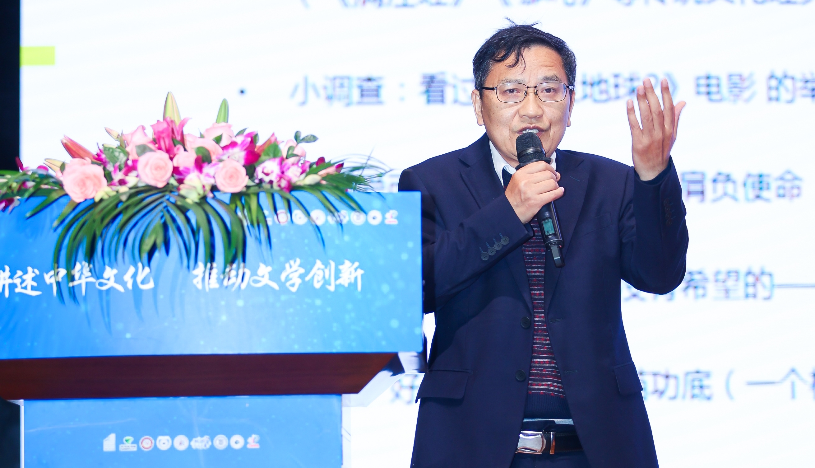 活動現(xiàn)場，“全國文學(xué)盛典名師大講堂”主講嘉賓謝晨為大家?guī)碇黝}講座